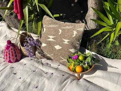 Housse de coussin Berbères "Zanafi" en laine Taupe motifs écru